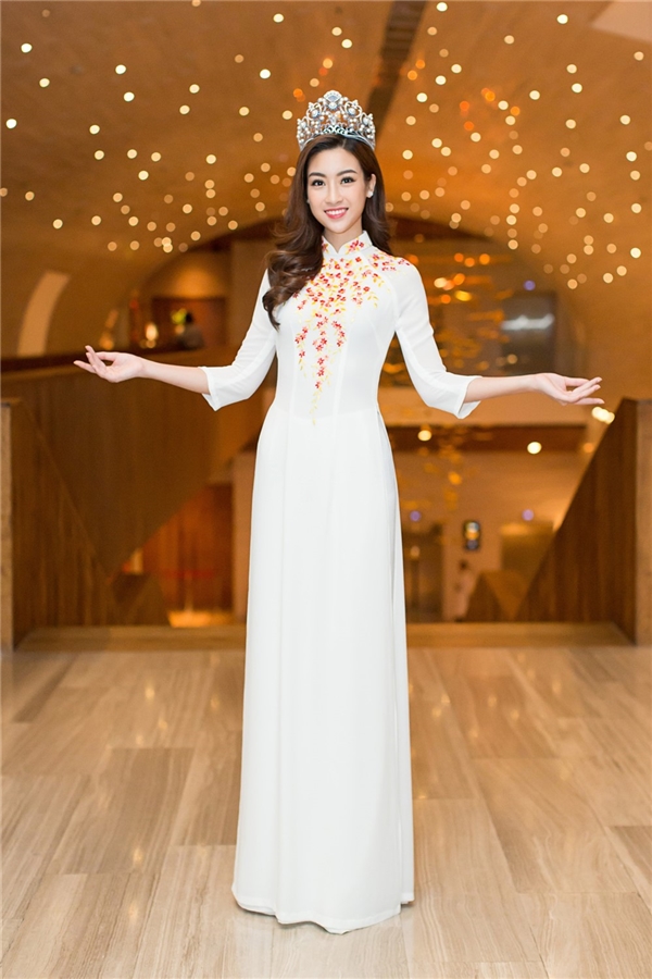
Xuất hiện tại sự kiện, Hoa hậu Việt Nam 2016 đã lựa chọn trang phục áo dài trắng của NTK Thuận Việt. - Tin sao Viet - Tin tuc sao Viet - Scandal sao Viet - Tin tuc cua Sao - Tin cua Sao