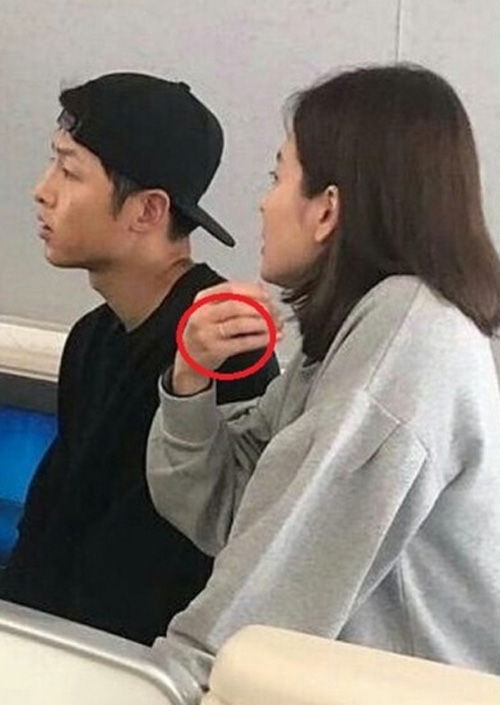 
Chiếc nhẫn trên tay Song Hye Kyo ngay lập tức thu hút sự chú ý của người hâm mộ.
