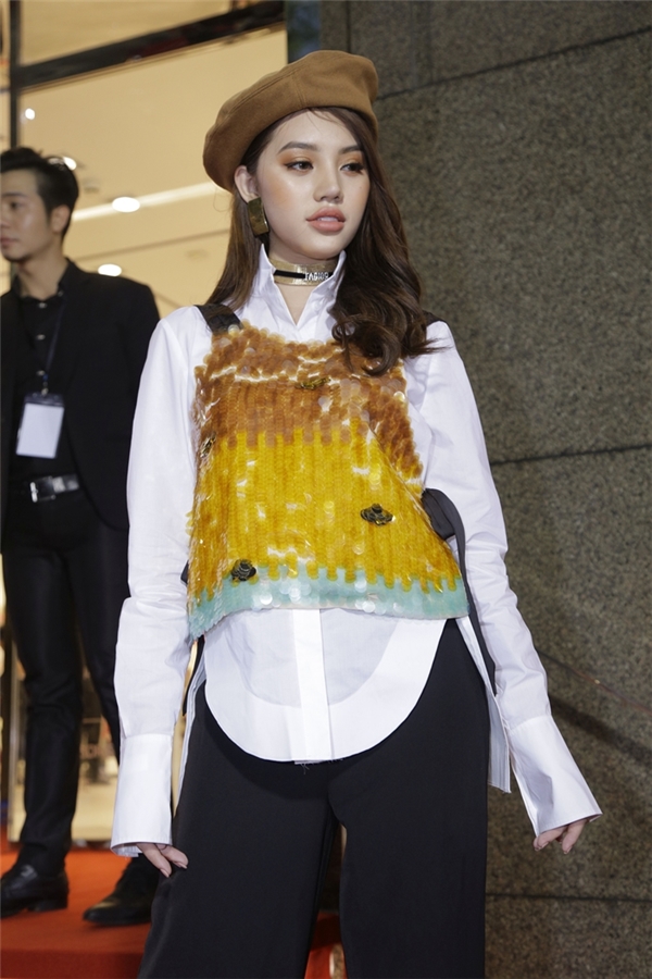 
Hoa hậu Jolie Nguyễn đáng yêu khi kết hợp áo chất liệu lấp lánh đi kèm shirt trắng và mũ bánh tiêu nâu đất.