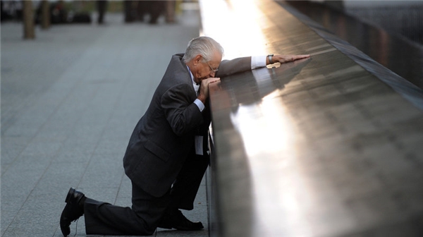 
Robert Peraza, người đã mất con trai Robert David Peraza, dừng lại tại tên của con trai ở Bể Bắc của Đài tưởng niệm 9/11 ở Trung tâm Thương mại Thế giới.