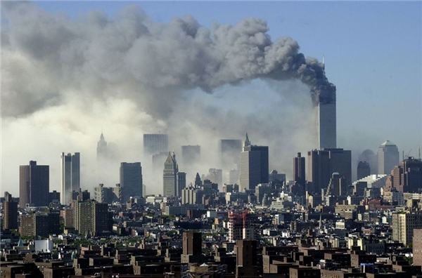 
Những cột khói cao phủ kín bầu trời thành phố New York (Ảnh Getty)