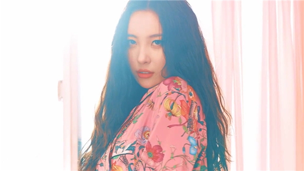 
Bản hit mới nhất của cựu nữ thần của JYP Entertainment mang giai điệu đậm chất bí ẩn của phương Đông, vừa tinh tế, lại vừa mới mẻ ở thị trường âm nhạc Hàn Quốc.