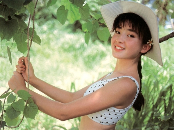 Ngọc nữ Nhật Bản từng bị mẹ ruột ép chụp ảnh nude từ thuở 17