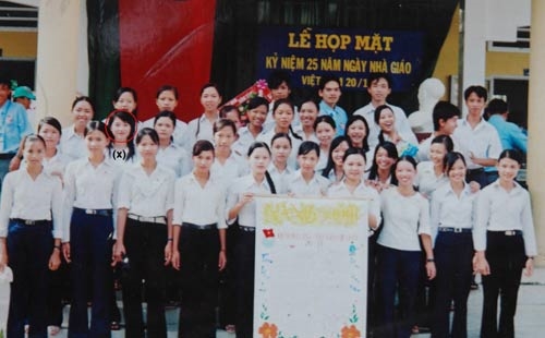 
Hoa hậu Đặng Thu Thảo (khoanh đỏ) chụp ảnh lưu niệm với các bạn cùng lớp 10. - Tin sao Viet - Tin tuc sao Viet - Scandal sao Viet - Tin tuc cua Sao - Tin cua Sao