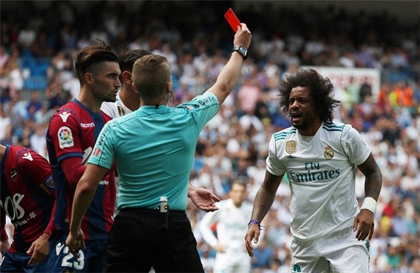
Real tiếp tục thiệt quân với chiếc thẻ đỏ của Marcelo.