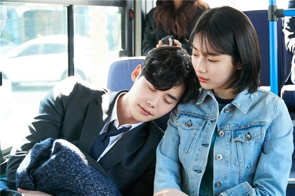 
Loveline của cặp đôi Lee Jong Suk - Suzy cũng là một trong những điểm thu hút của While You Were Asleep.