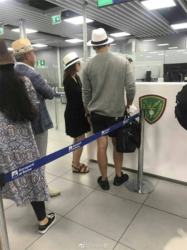 
Hình ảnh vợ chồng Bi Rain- Kim Tae Hee cùng bố của nam ca sĩ tại sân bay Ý được người hâm mộ chụp lại được.
