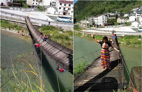 
Cây cầu treo bị nghiêng khiến nhiều người rơi xuống nước