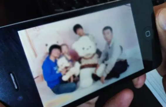 
Bức ảnh gia đình được chụp trong điện thoại của Đồng Đồng.