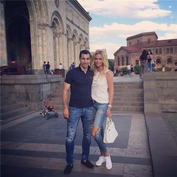 
Henrikh Mkhitaryan đăng tải trên trang cá nhân hình ảnh thân thiết của anh và cựu hoa hậu Nga Victoria Lopyreva khiến nhiều người nhầm tưởng mối quan hệ giữa hai người. Thật ra tiền vệ Manchester United và người đẹp đến từ xứ sở bạch dương chỉ là bạn thân và đang hợp tác với nhau vì công việc.