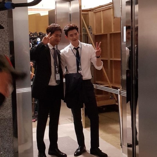 
Nam diễn viên Lee Sang Yeob đăng tải bức ảnh lên Instagram thể hiện sự ủng hộ cậu em thân thiết vì không thể đến "chung vui" cùng.