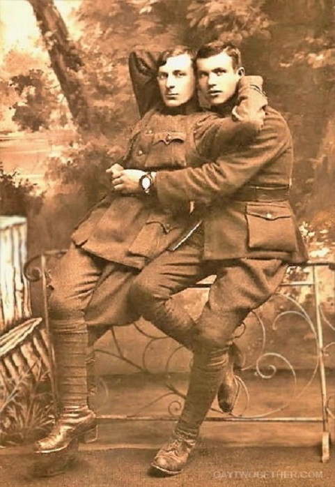
Đây là hai binh sĩ người Anh được cho là trong thời Thế chiến I - thời kỳ mà quan hệ cùng giới vẫn còn bị hắt hủi. Nên không rõ liệu đây có phải là 1 cặp hay không. Bức ảnh được chụp đâu đó vào khoảng giữa năm 1914-1918