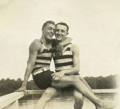 
Một cặp đôi mặc áo đôi  và âu yếm nhau ở hồ bơi, chụp năm 1925