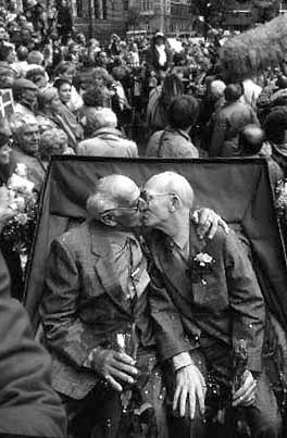 
Axel Axgil (1915 - 2011) và Eigil Axgil (1922 - 1995) là những nhà hoạt động cho cộng đồng LGBT ở Đan Mạch. Họ lấy nhau đã lâu và là cặp vợ chồng đồng tính đầu tiên được luật pháp thừa nhận sau khi Đan Mạch chính thức hóa hợp thức hóa quan hệ đồng giới vào năm 1989.