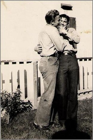 
Một cặp đồng tính nam e thẹn khi chụp ảnh trước vườn nhà