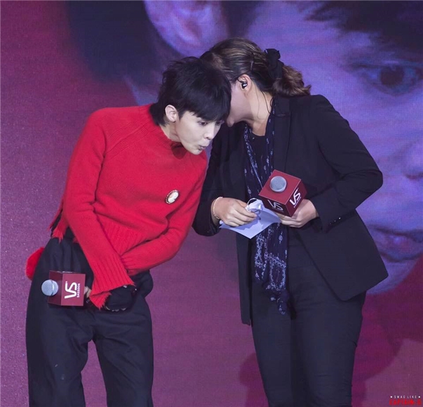 Vác bó hoa đến buổi họp fan, G-Dragon bất ngờ 