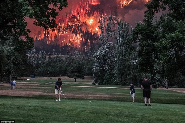 Ảnh sốc: Golf thủ vẫn ung dung đánh golf trong khi cháy rừng dữ dội phía sau