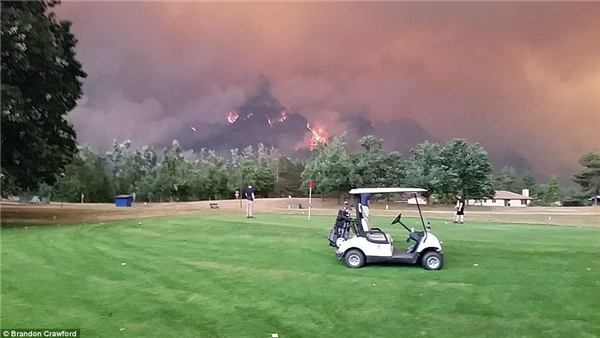 Ảnh sốc: Golf thủ vẫn ung dung đánh golf trong khi cháy rừng dữ dội phía sau