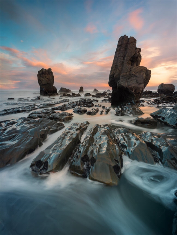 
Bãi đá nổi tiếng Jordale Rocks ở bờ biển phía Tây.
