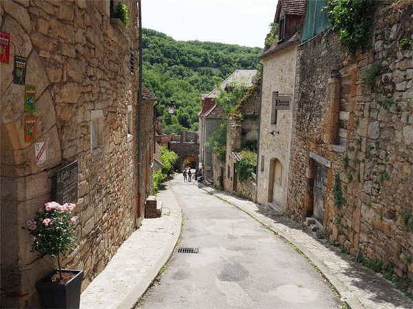 
Du khách tham quan dọc một con đường dốc tại ngôi làng cổ Rocamadour.