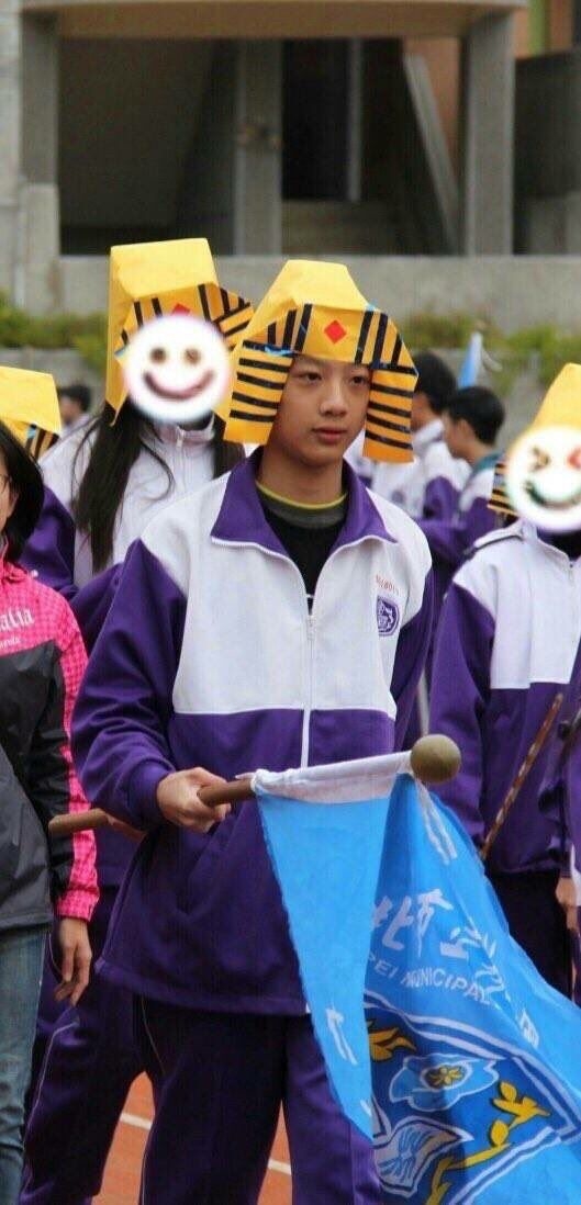 
Lai Guan Lin (Wanna One) cũng từng phải hóa trang để tham gia lễ hội của trường.