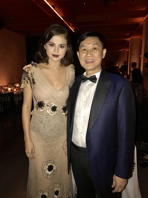 
Selena Gomes vui vẻ tạo dáng bên doanh nhân Jonathan Hạnh Nguyễn. - Tin sao Viet - Tin tuc sao Viet - Scandal sao Viet - Tin tuc cua Sao - Tin cua Sao