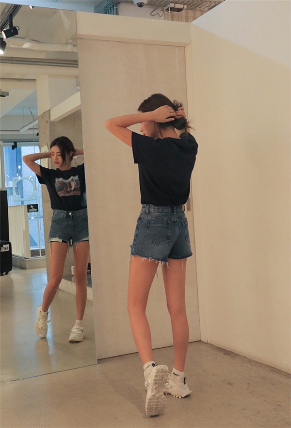 
Kiểu phối short jeans không những giúp các cô nàng “nấm lùn” ăn gian được chiều cao mà còn tạo nét gợi cảm khó cưỡng cho vòng 2 và vòng 3.