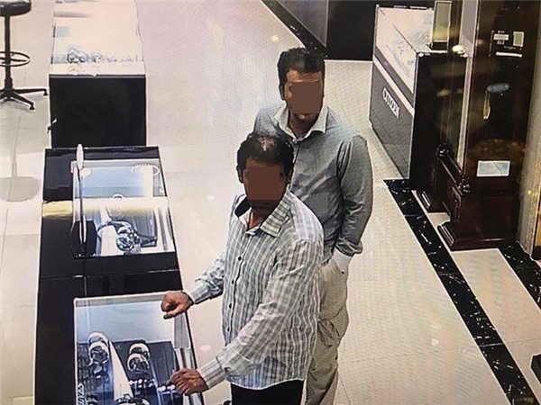 
Hai tên trộm lừa nhân viên đi ra chỗ khác để lấy đồng hồ.