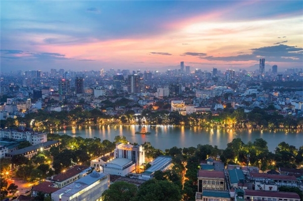 
Thủ đô Hà Nội xếp thứ 6 trong danh sách với tỷ lệ khách đặt phòng qua Airbnb tăng 261%. Thành phố mang nét cổ kính thời Pháp thuộc pha lẫn kiến trúc hiện đại, có nền văn hóa phong phú trải qua hàng thế kỷ. Du khách có thể dành thời gian ghé thăm các chợ ven đường, công trình kiến trúc lịch sử và nghệ thuật đặc sắc.