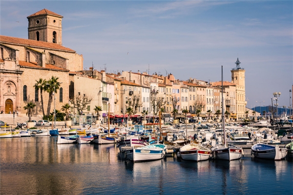 
Nằm ở vị trí đầu tiên, thị trấn La Ciotat bên bờ biển France's Cote d'Azur, Pháp hút khách với đường bờ biển hiền hòa, rạp Eden Theater - một trong những rạp chiếu phim cổ nhất còn hoạt động trên thế giới. Lượng khách đặt phòng nghỉ tại thị trấn năm nay tăng 675% so với năm 2016. 