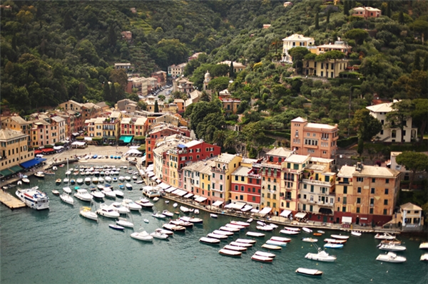 
Thị trấn Levanto (Italy) thanh bình có vẻ đẹp không kém "người chị em" Cinque Terre nổi danh với những căn nhà sặc sỡ. Năm nay, lượng khách đặt phòng Airbnb tại Levanto tăng 313%.