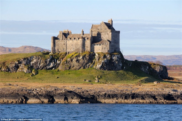 
Lâu đài cổ Duart được xây dựng từ thế kỷ thứ 13 trên đỉnh vách đá ở giữa đảo Mull.