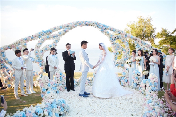 
Đám cưới đẹp lung linh của Ngô Kỳ Long - Lưu Thi Thi diễn ra vào tháng 3/2016 trước sự chúc phúc của gia đình, bạn bè và người hâm mộ.