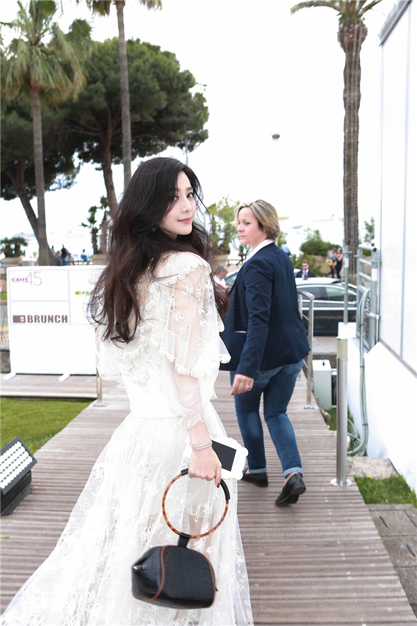 
Trong sự kiện LHP Cannes diễn ra vào tháng 5, Phạm Băng Băng xuất hiện như một "nữ thần" trong bộ váy trắng tinh khôi, mái tóc bồng bềnh cùng nụ cười mỉm duyên dáng. Ở góc chụp nghiêng, nhan sắc của nữ diễn viên càng được tôn lên gấp nhiều lần.