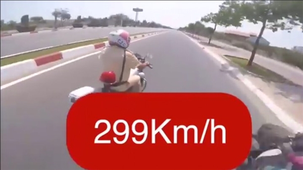 
Vận tốc mà Tín đi là 299 km/h, cao hơn rất nhiều lần vận tốc được cho phép. Ảnh cắt từ clip