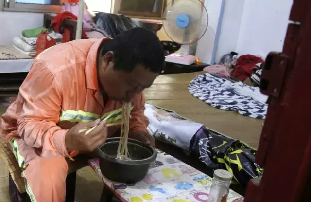 Rớt nước mắt câu chuyện thật: Người cha nghèo suốt 7 năm nhặt rác, ăn mỳ để con gái thực hiện ước mơ