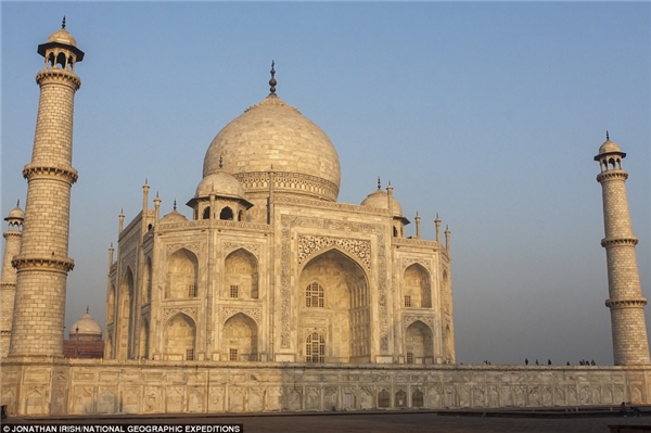 
Ấn Độ: Mùa thu chính là khoảng thời gian tốt nhất để ghé thăm đền Taj Mahal. Mùa thu cũng đánh dấu bằng lễ hội Diwali, một trong những lễ hội lớn nhất của Ấn Độ. Vào những ngày diễn ra lễ hội, cả đất nước Ấn Độ trở nên rực rỡ trong ánh đèn, nến để mừng chiến thắng của thần Krishna, biểu tượng cho cái thiện. Các điểm tham quan khác bao gồm pháo đài Nahargarh nhìn ra thành phố Jaipur và Jal Mahal, cung điện nằm giữa hồ Man Sagar thuộc bang Rajasthan. Ảnh: Jonathan Irish/NatGeo.