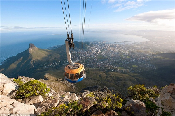 
Cape Town: Thủ đô Cape Town của Nam Phi thu hút du khách nhờ những ngọn núi cao và khu vườn nho đẳng cấp thế giới. Bạn nên tham khảo giá cả trước khi sử dụng dịch vụ ở Cape Town. Giá phòng tại các khách sạn tốt ở đây có thể rất đắt, nhưng bạn cũng có thể tìm được những mặt hàng giá rẻ như một chai rượu vang giá 2,5 USD. Ảnh: Neil Austen/Getty Images.