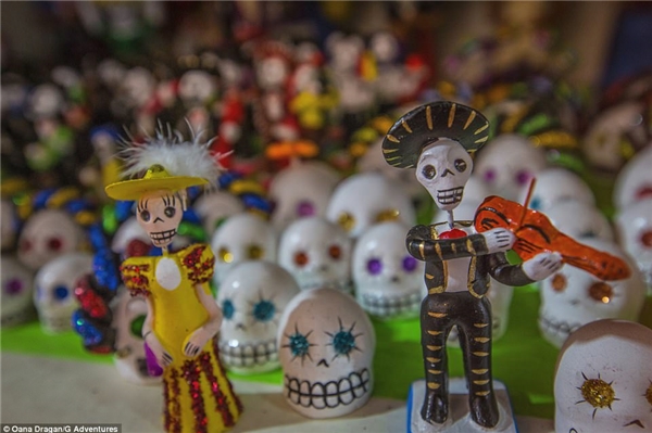 
Mexico: Cuối tháng 10 là thời gian diễn ra lễ hội Halloween tại các nước phương Tây và Mỹ. Thời gian này tại Mexico cũng diễn ra một lễ hội tương tự là Día de Los Muertos, lễ hội dành cho người chết. Lễ hội bắt nguồn từ văn hóa của người Aztec, nhằm tưởng nhớ về người quá cố thông qua việc làm những chiếc kẹo đường hình đầu lâu, mặc những bộ trang phục ma quái và tổ chức ăn uống trong suốt 3 ngày. Ngoài ra, họ còn đến bên mộ người thân, trang trí bằng hoa cúc, nến sau đó cùng nhau ăn uống vui vẻ. Ảnh: Oana Dragan/G Adventures.