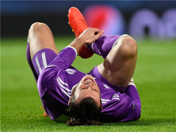 
Việc phải ngồi ngoài hơn nửa sau mùa giải để vật lộn với chấn thương đã làm ảnh hưởng nghiêm trọng đến phong độ của tiền vệ của Real Madrid. Mùa giải 2016-17 được đánh giá là mùa giải đáng thất vọng với ngôi sao xứ Wales, khi anh chỉ ra sân được vỏn vẹn 26 lần trên mọi mặt trận, ghi được 9 bàn thắng.