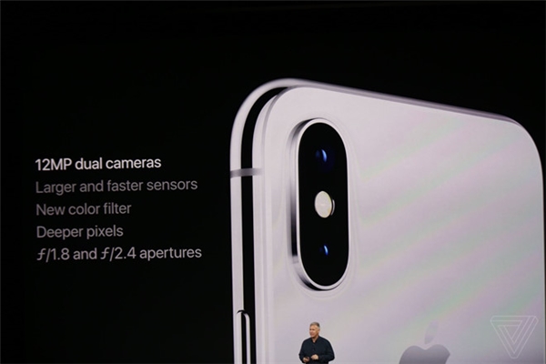 
iPhone X cũng sở hữu Camera xịn hơn hẳn iphone 8 plus và được bố trí theo chiều dọc chứ không phải nằm ngang như người anh em tiền nhiệm.  