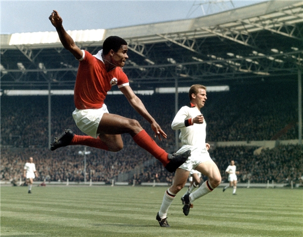 
Trong kỉ nguyên bóng đá hiện đại, Bồ Đào Nha sở hữu những cầu thủ lừng lẫy như Luis Figo hay Cristiano Ronaldo nhưng đối với nhiều người, nếu phải chọn một cái tên tiêu biểu cho cả lịch sử của bóng đá Bồ Đào Nha, thì cái tên Eusebio mới là duy nhất. Huyền thoại bóng đá của Seleccao thi đấu trong khoảng thời gian từ 1961 đến 1974, ra sân 63 trận cho Benfica ghi tổng cộng 47 bàn thắng.  
