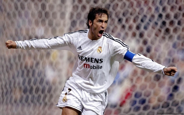 
Trước khi Ronaldo đến, số 7 vĩ đại thuộc về Raul Gonzalez. "Chúa nhẫn" được biết đến như một huyền thoại tại Santiago Bernabeu với 3 cúp vô địch UEFA Champions League. Ở đấu trường C1, cựu tiền đạo Tây Ban Nha sở hữu 71 pha lập công sau 142 trận ra sân. 
