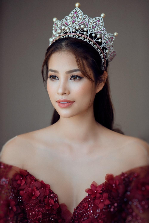 
Phạm Hương - HLV The Face đến vị trí host Hoa hậu Hoàn vũ Việt Nam 2017.