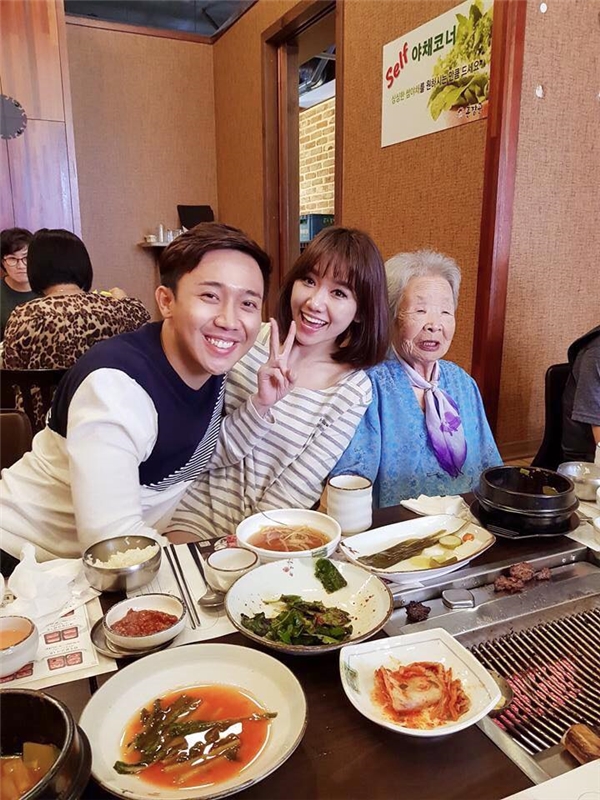 
Vợ chồng Trấn Thành - Hari Won chụp ảnh cùng bà ngoại.  - Tin sao Viet - Tin tuc sao Viet - Scandal sao Viet - Tin tuc cua Sao - Tin cua Sao