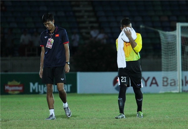 
Y Êli Niê (phải) bắt hụt bóng dẫn đến bàn thua thứ hai của U18 Việt Nam. (Ảnh: Hiếu Lương)