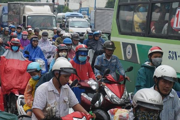 Mưa dữ dội trong đêm, giao thông Sài Gòn tê liệt nhiều tuyến đường