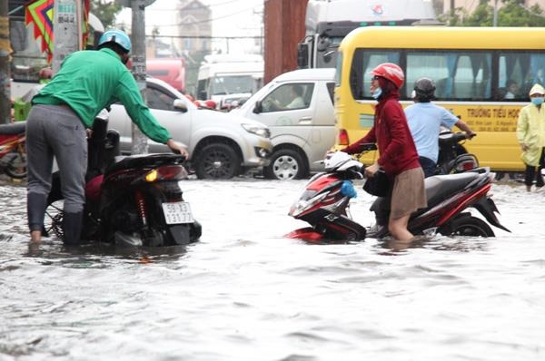 
Đường Huỳnh Tấn Phát nước ngập sâu khiến hàng loạt xe chết máy.