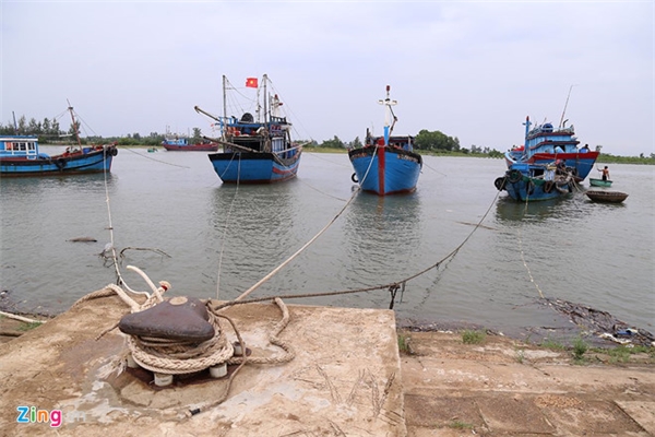 
Tàu thuyền neo đậu tại xã Triệu An, Triệu Phong . Ảnh: Văn Được (Zing.vn).