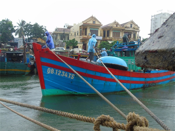 
Ngư dân Quảng Bình neo chằng tàu cá tránh hư hỏng do bão. Ảnh: Dân trí.